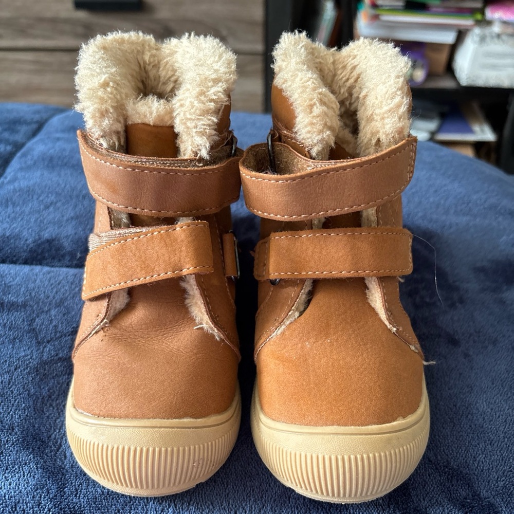 Cat & Jack Brown faux-suede sherpa-lined ankle boots (Toddler Size 8)